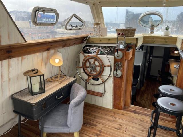 Exceptionnel Bateau Maison Reine Mathilde Ouistreham Eksteriør bilde